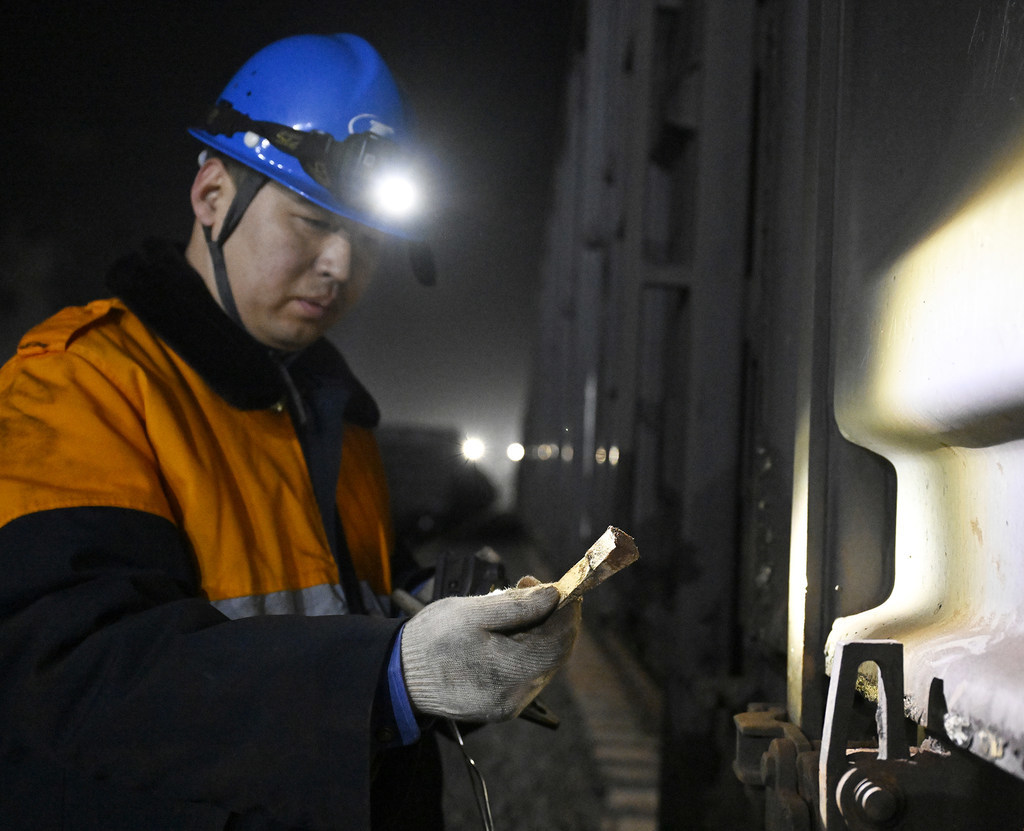 2月10日，孔明烨及时发现排除铁路货车门扣上的小木楔隐患。