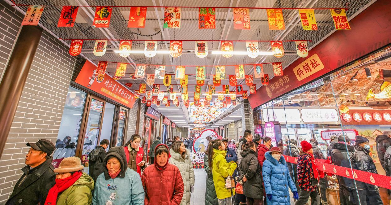 “季家市”非遗美食市集人潮涌动。