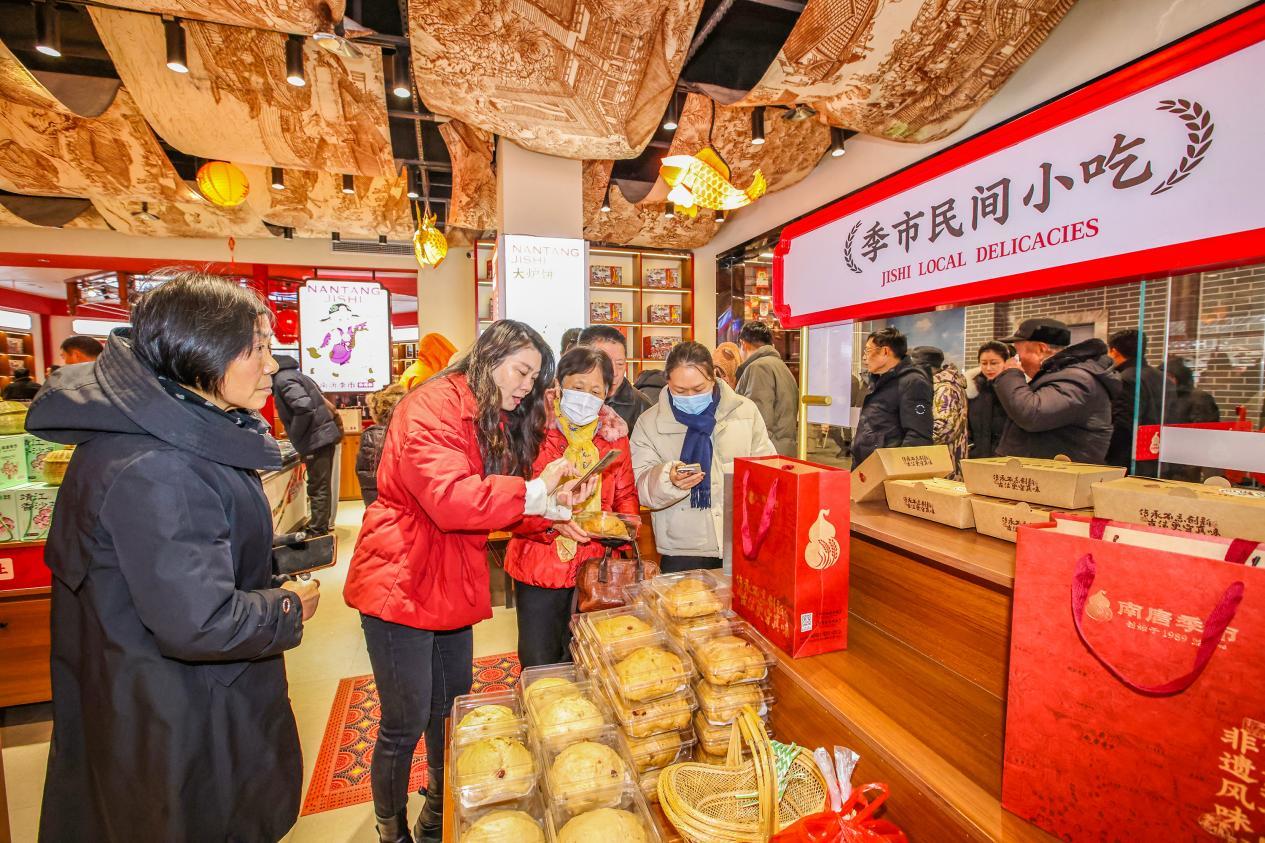 市民游客选购特色美食。