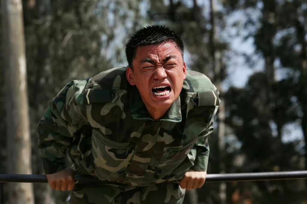 许三多成名之战，333个腹部绕杠。