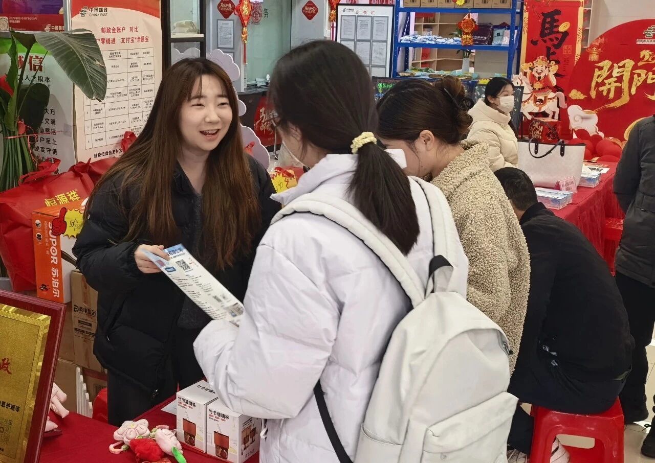 图为“就业援助季暨春风行动”专场招聘会现场。