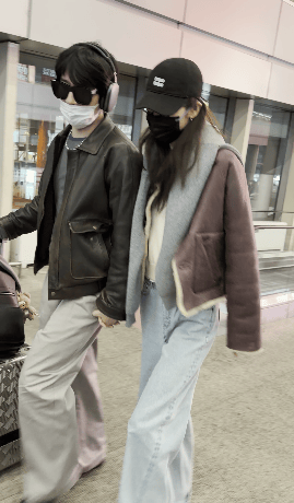 两人牵手现身好甜蜜 。