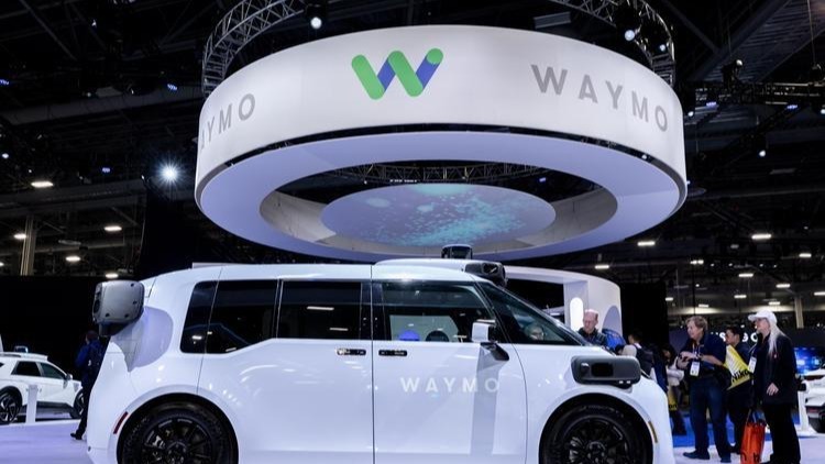 Waymo发布世界模型，可模拟龙卷风、大象侵路等异常罕见事件_凤凰网