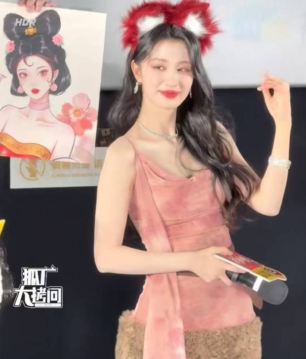 王楚然戴狐耳发箍，俏皮灵动。