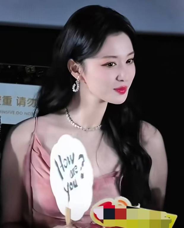 搜狐娱乐讯 近日，王楚然亮相活动，穿粉色吊带裙搭配狐耳发箍，手持团扇灵动又明艳。