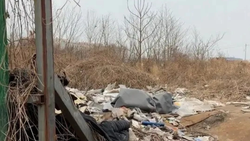 后周太祖郭威墓旁垃圾遍地 一塌糊涂 一片狼藉 与《太平年》中仁爱形象形成鲜明对比 网友：明君的坟不该是这样的