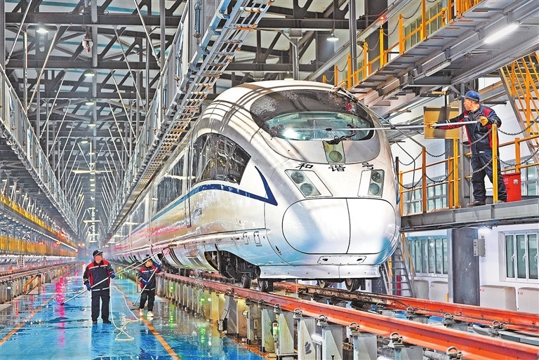 2026年2月1日凌晨，郑州动车段清洁人员清洁、清洗动车车厢及外体。这项工作，春运期间每天都会进行。记者 白周峰 摄