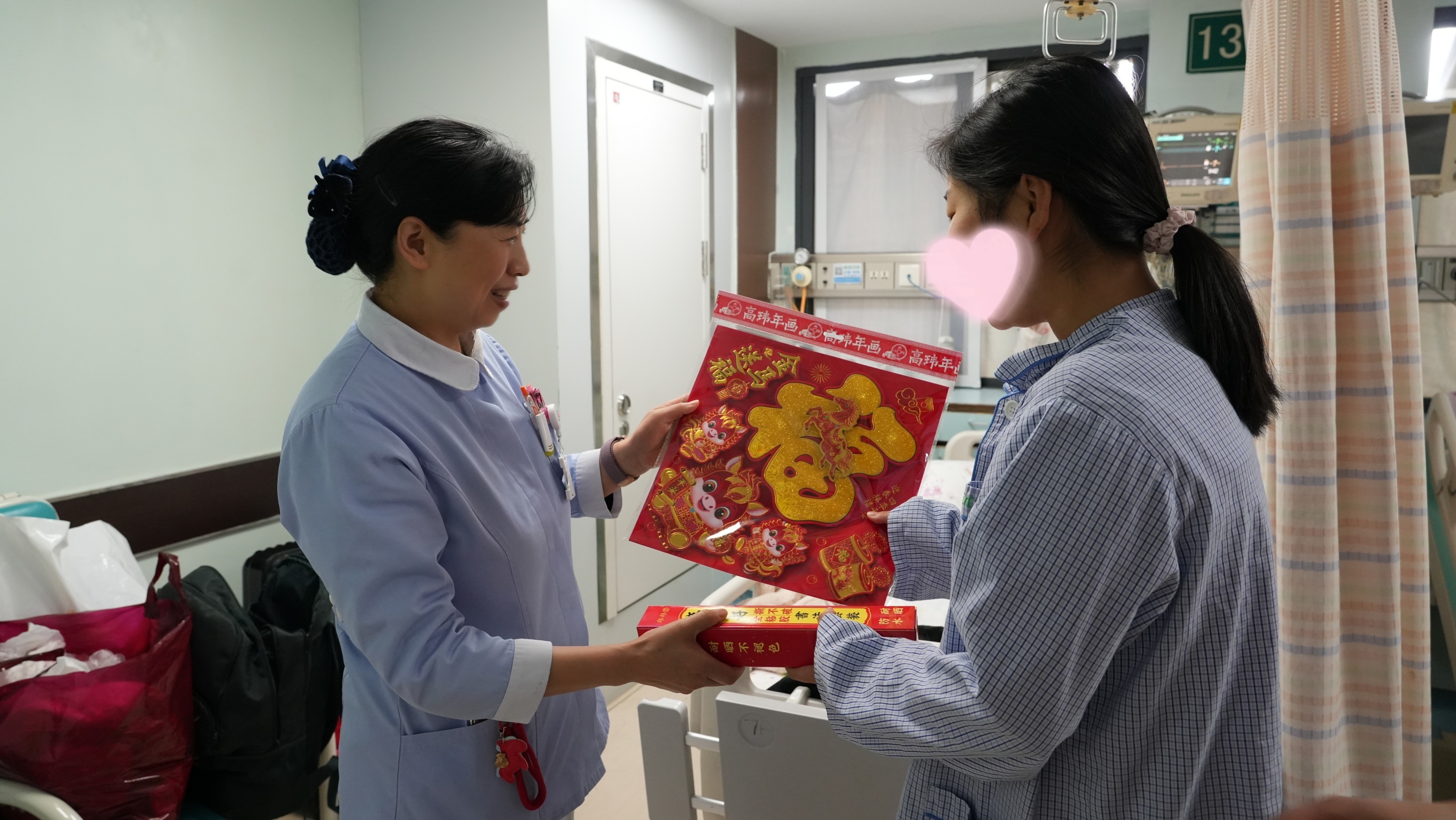 杨燕平护士长给小希送福字和对联