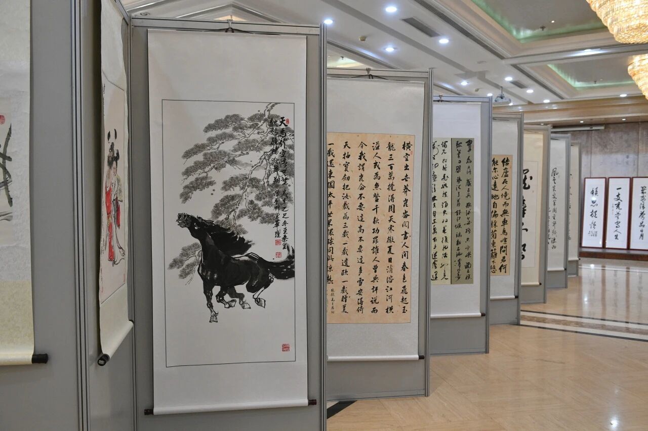 秦皇岛市北戴河新区总工会“翰墨迎新春 奋进新征程”主题书画展开幕