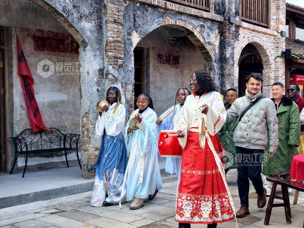 江西分宜:外国留学生体验民俗感受年味(图)