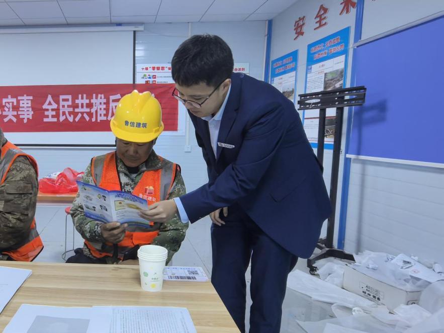 （中国银行日照分行为务工人员送上“返乡平安礼”）