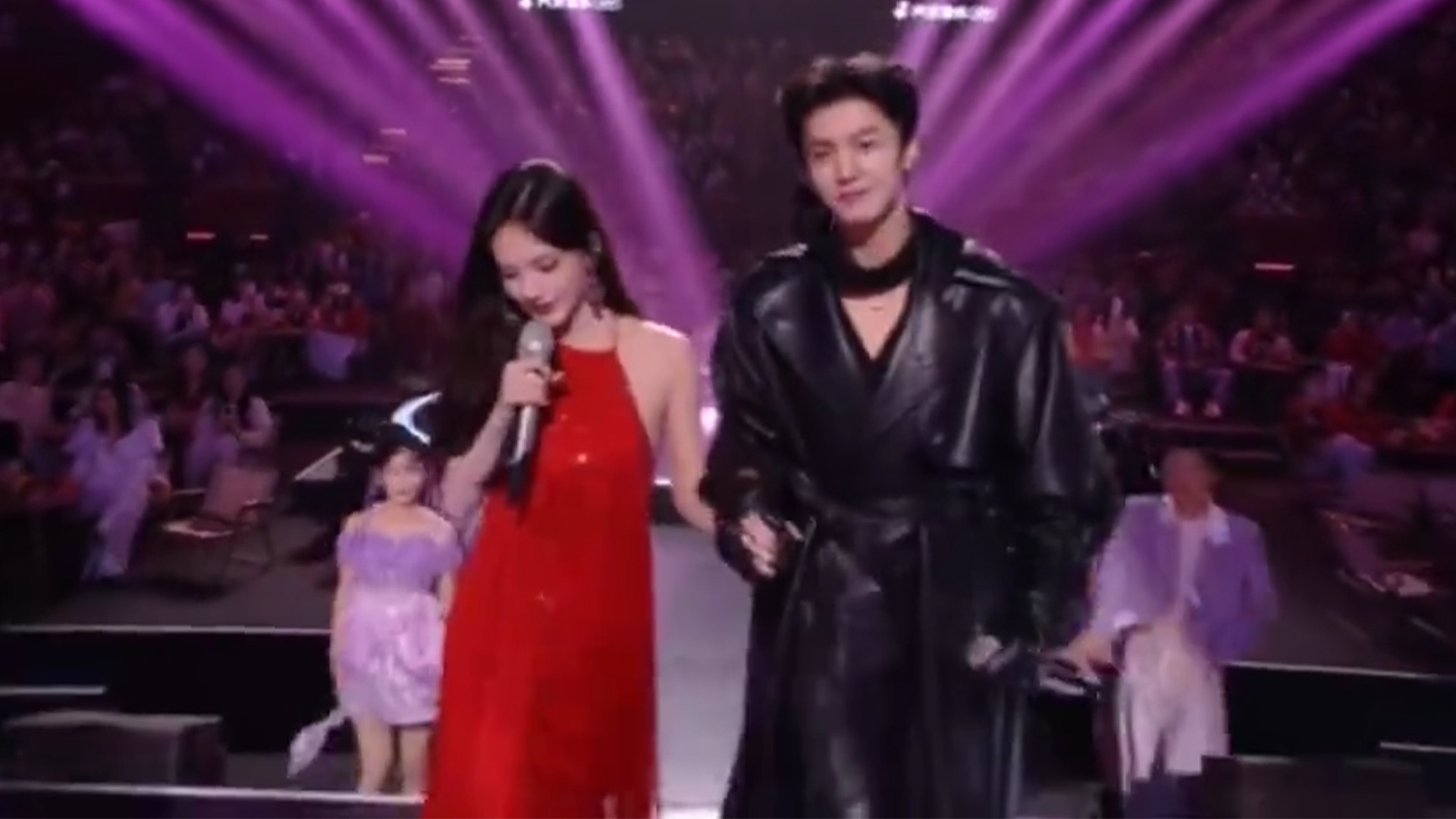 李一桐湖南小年晚会陷“假唱”争议，歌声已传出话筒还未举起，事后未直接回应，而是发49999元红包