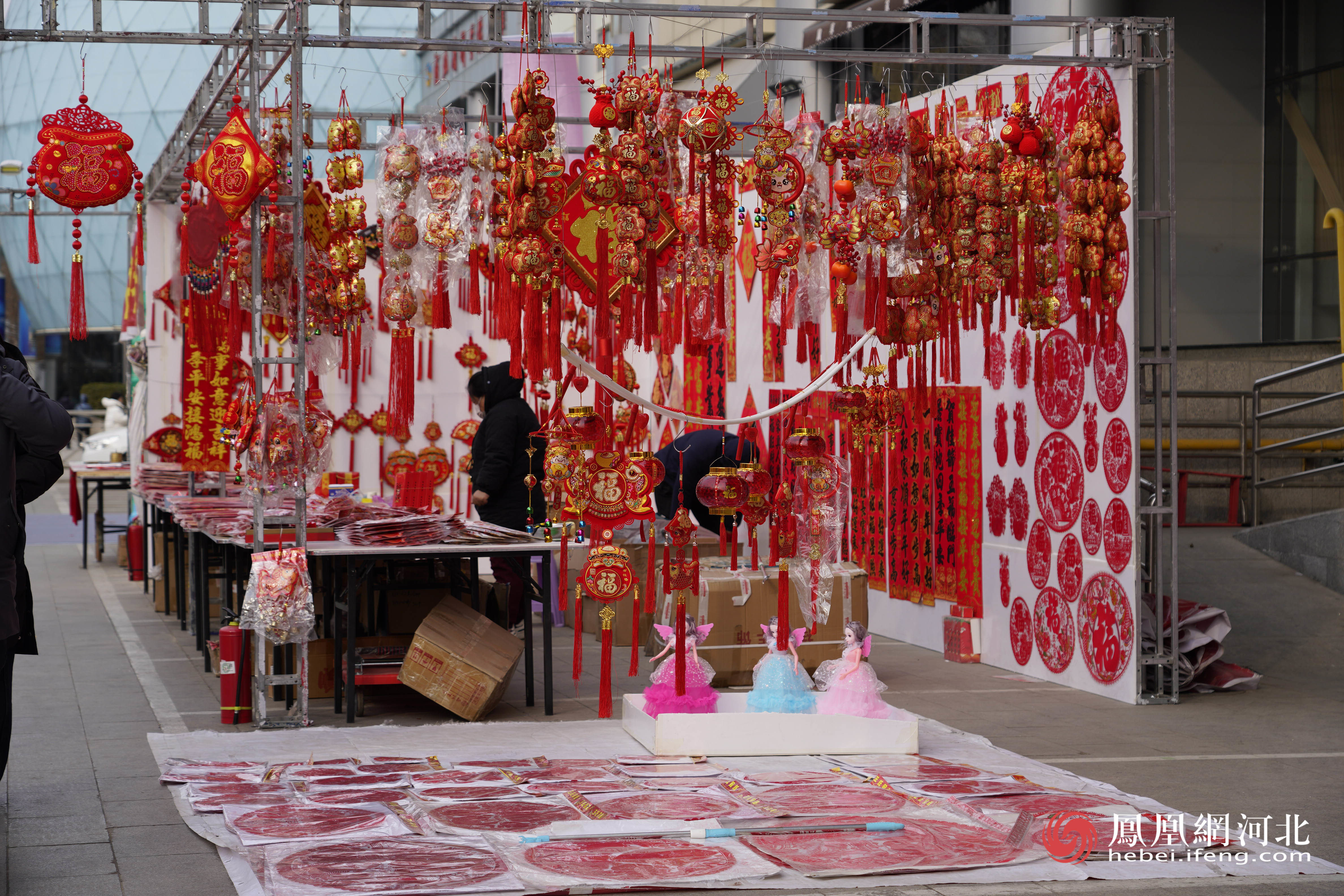 &nbsp; 进入腊月，石家庄的商场超市也纷纷开启了新春模式，红红火火的年货专区格外显眼。走亲访友所需的礼盒等商品备受青睐，超市经理们提前备足了货源供市民们挑选。 在这个充满希望的马年春节前夕，石家庄的年货市场以其热闹的氛围、丰富的商品，展现出了传统与创新碰撞、情感与科技融合的新特点，让人们在浓浓的年味中感受到了新春的喜悦和生活的美好，共同迎接一个充满活力和希望的崭新马年。