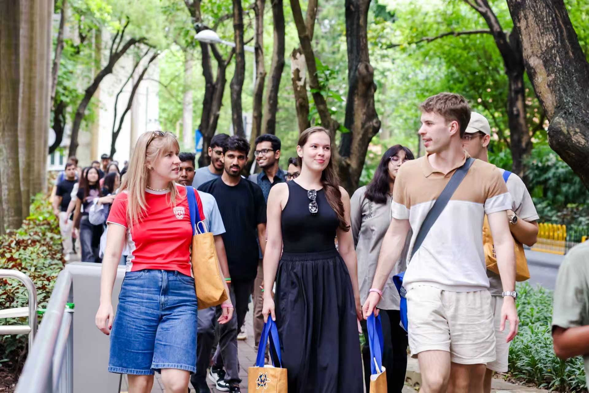 桃源街道组织国际青年行走南山