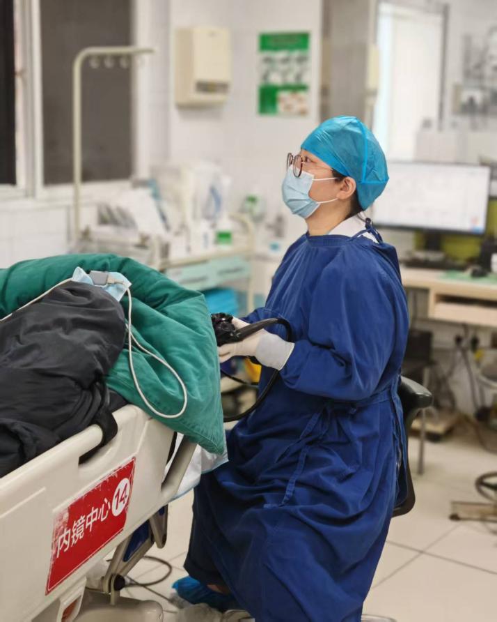 卢芩副主任医师正在为患者做内镜手术