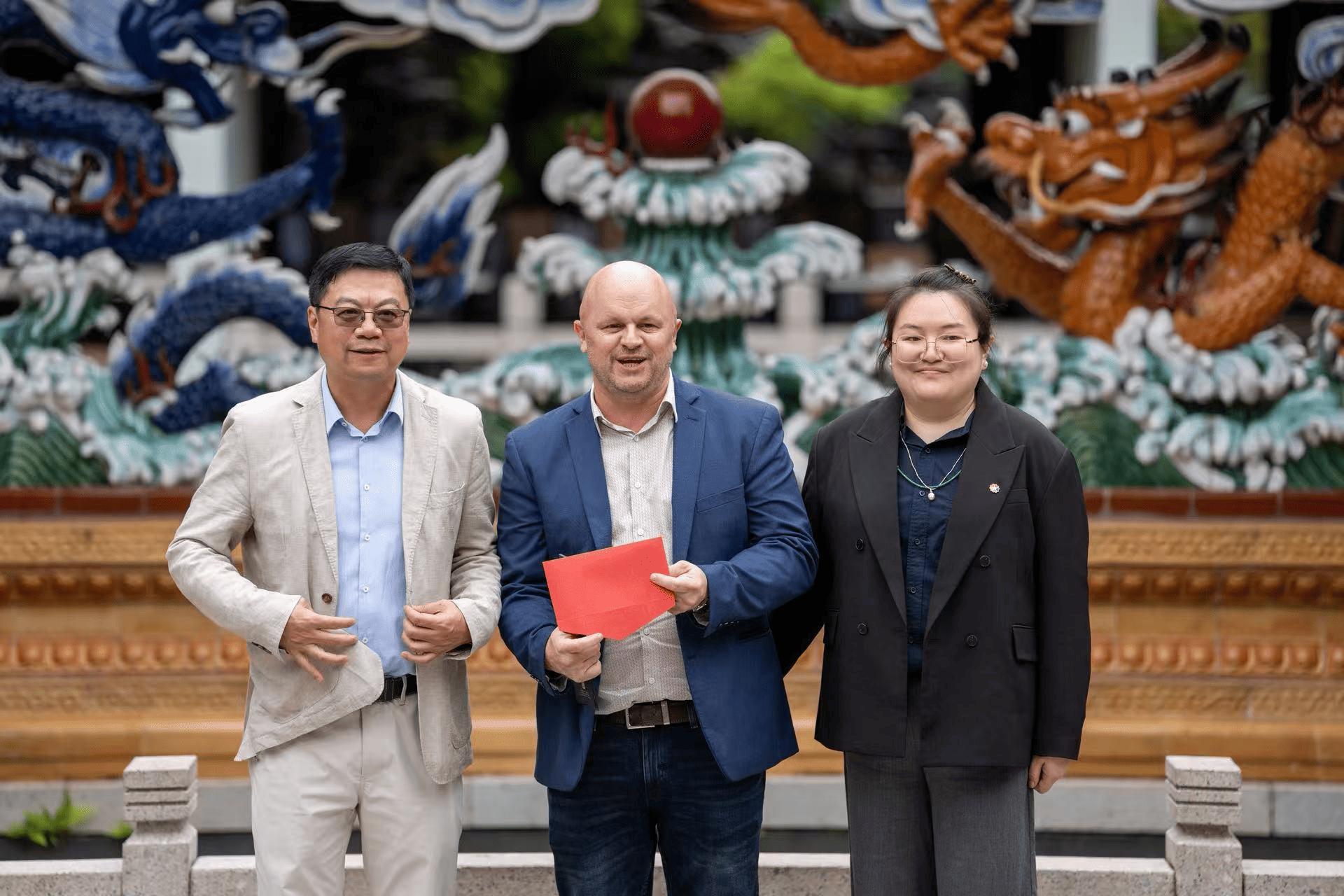 向澳大利亚旅游协会行业事务总监Richard Taylor送出酒店招待券