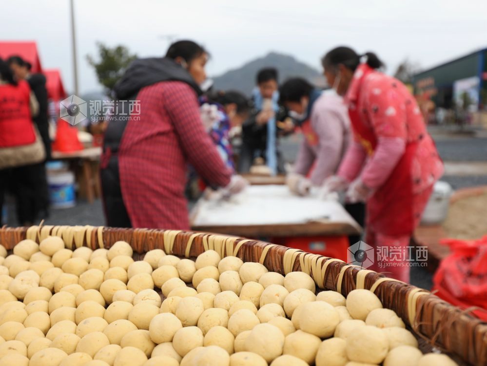 江西分宜：炸丸子切米糖 烟火气里迎新春（图）