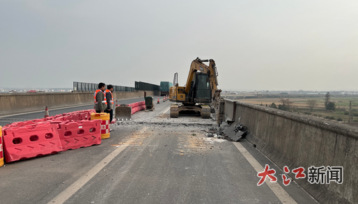 新余:环城路回龙江跨沪昆铁路高架桥伸缩缝维修施工正式启动