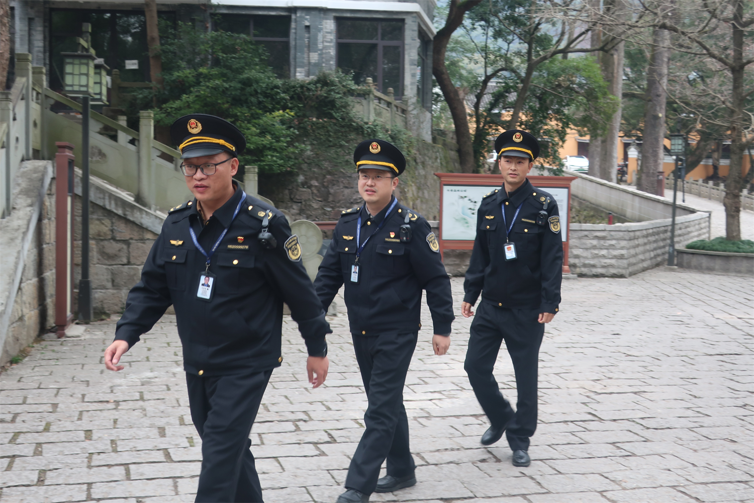 鄞州：年味渐浓 “执法蓝”暖心守护祈福路
