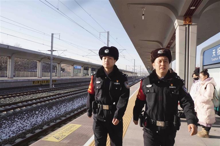 师徒二人进行巡逻工作