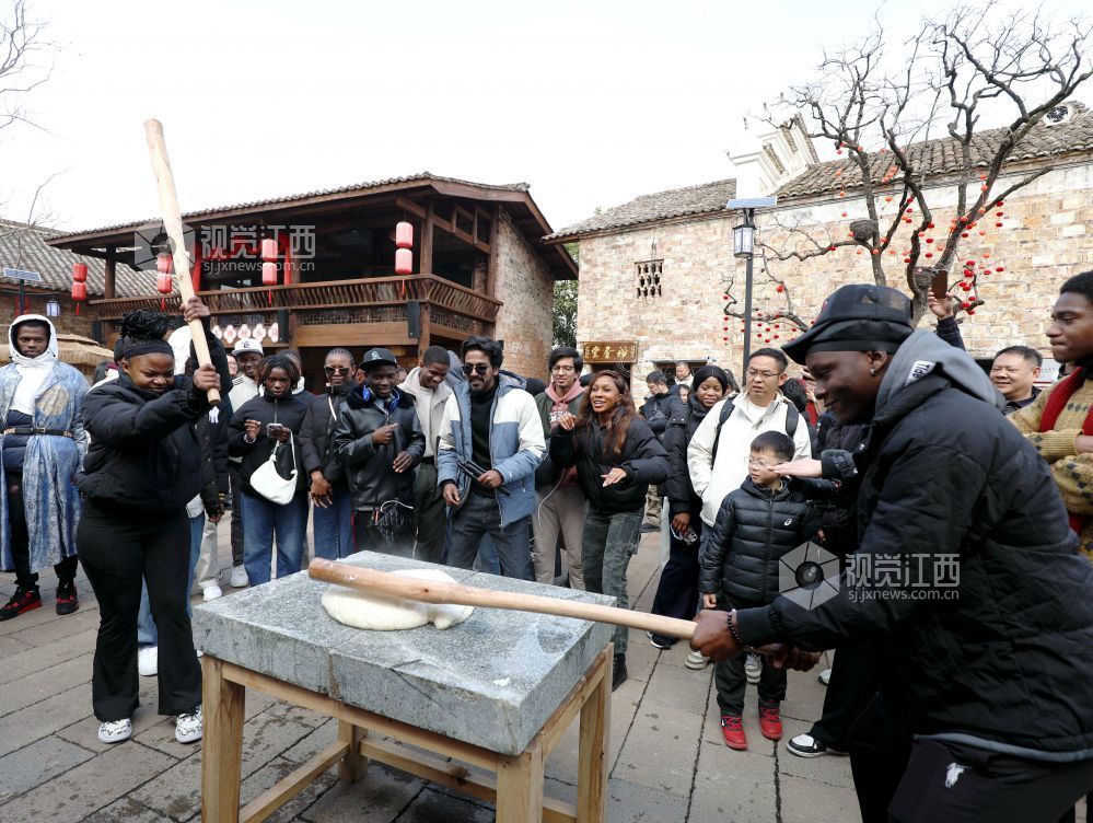 江西分宜:外国留学生体验民俗感受年味(图)
