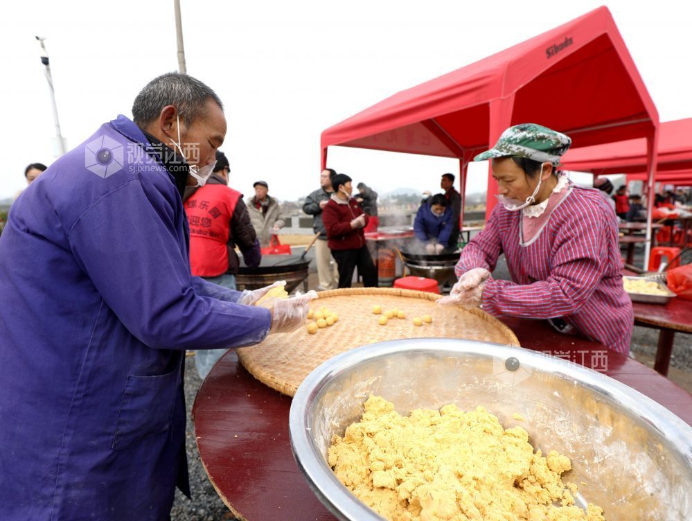 江西分宜：炸丸子切米糖 烟火气里迎新春（图）