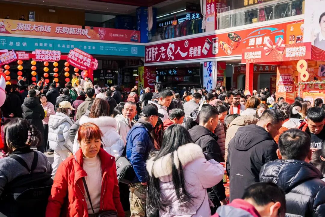 迈入2026年，南昌会展经济持续发力，深化“主动对接、精准招引”机制，强化超大型全国展会引进；实施品牌展会培育计划，重点扶持与电子信息、生物医药等优势产业结合的展会，推广绿色低碳办展；引进行业龙头企业，深化政校企合作；推动“会展+文旅+商贸+体育”融合创新，布局智慧云展，系统打造全年会展矩阵，让会展经济成为拉动城市高质量发展的强力引擎。1月，南昌共举办规模以上展会5场，其中，第七届江西农博会促成意向订单数量1498个，签约金额达20.7亿元，展会人气、销售金额、订单数量均创历史新高。