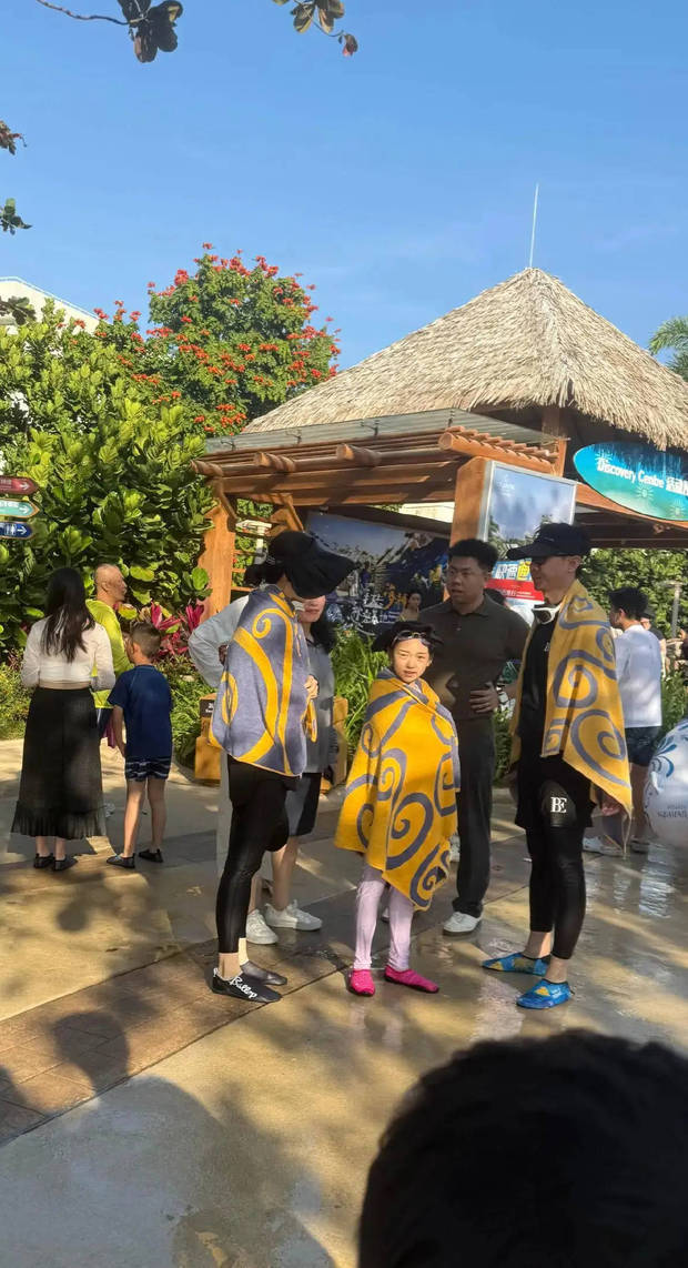 董璇与小酒窝、张维伊刚玩完水，都披着毯子保暖。