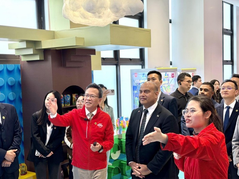 （瑙鲁总统及代表团一行参观金多多食品集团江门基地糖果梦工场）