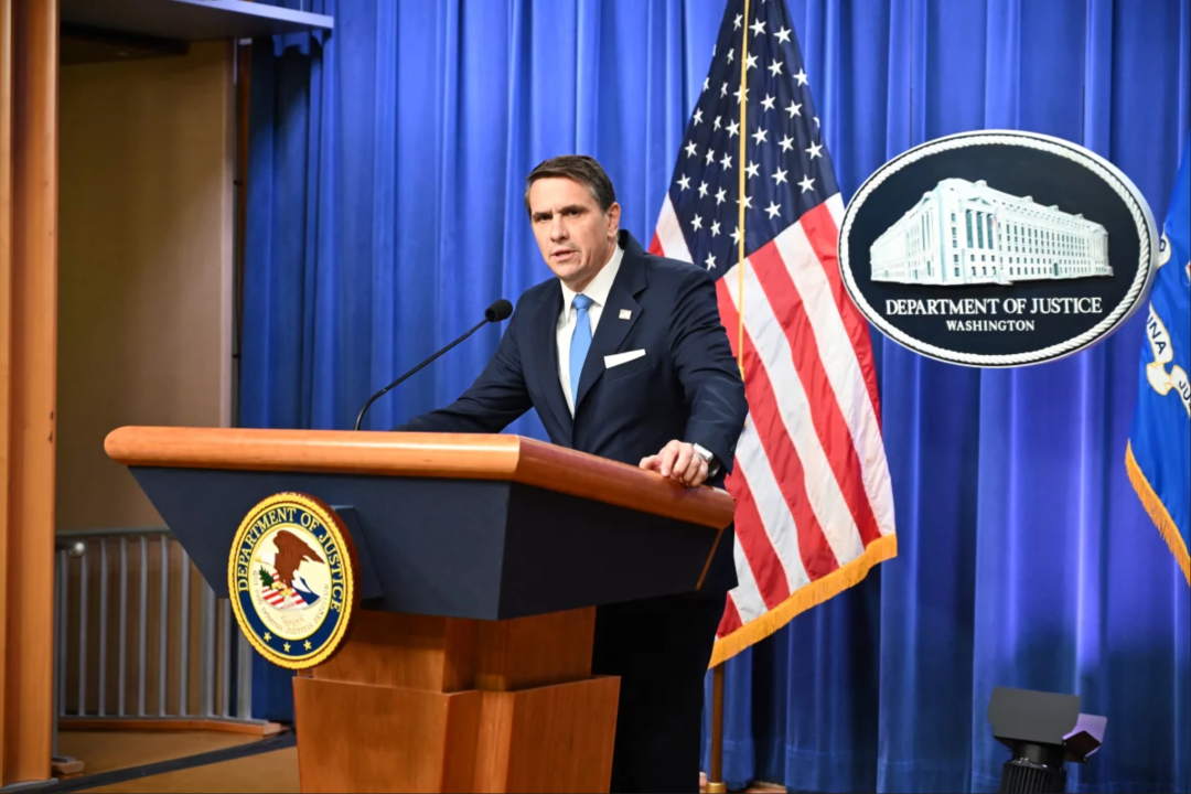 ▎1月30日,美国司法部副部长托德·布兰奇在华盛顿特区司法部举行的新闻发布会上,就爱泼斯坦案公开300多万页档案一事发表讲话,称其已履行了法律义务。图源:AFP