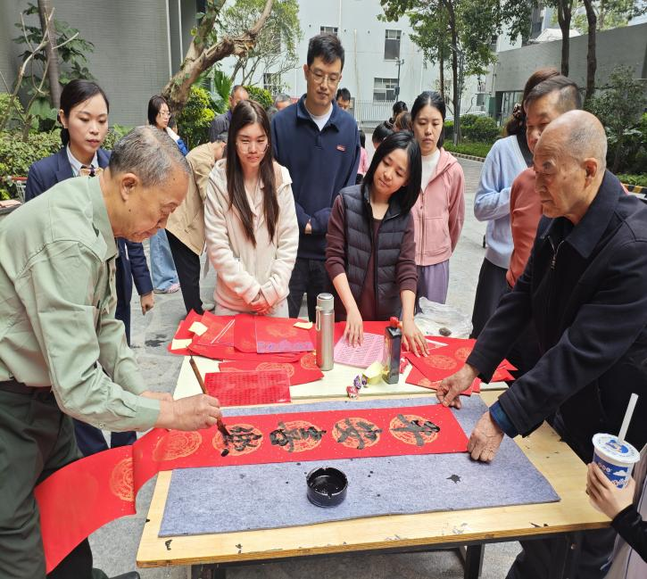 “笔墨挥春绘马韵·匠心服务暖万家”