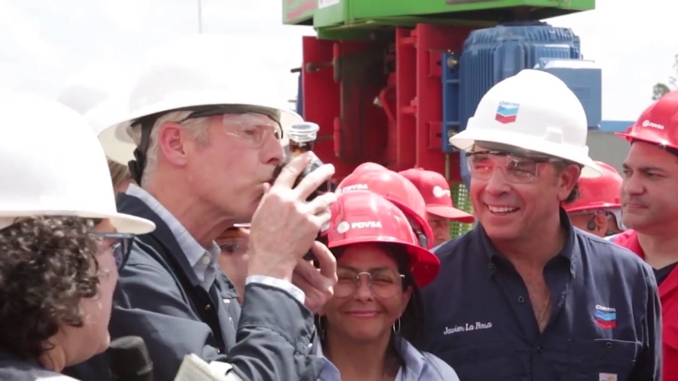 抢来的就是香？美国能源部长访委亲吻石油瓶