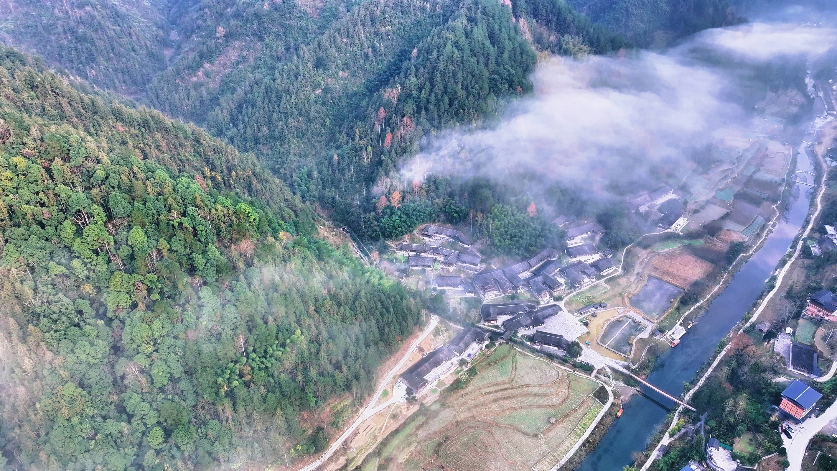 《穿越古今的应急智慧》走进恩施彭家寨 揭秘土家吊脚楼中的应急安全智慧