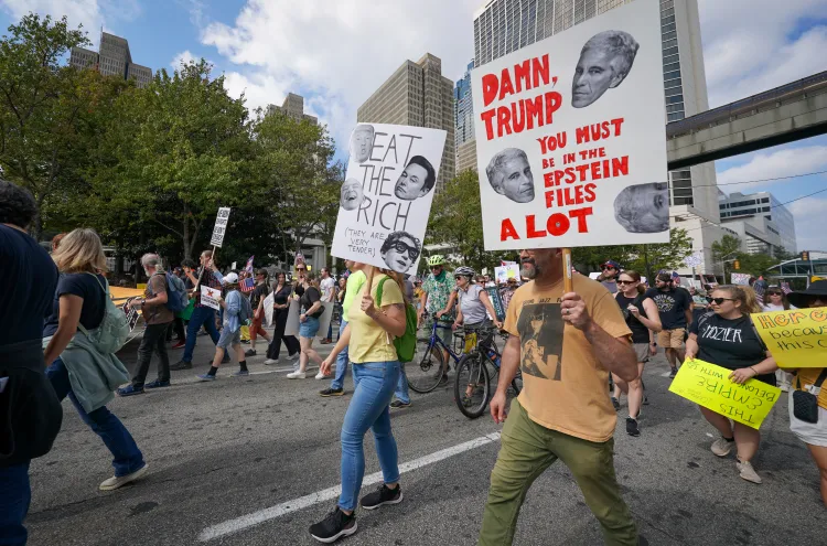 ▎在2025年爱泼斯坦案引发社会风波时,大量群众认为特朗普政府参与其中而在佐治亚州的亚特兰大市政中心展开了示威游行。图源:Getty Images