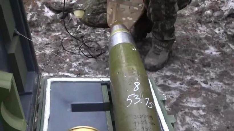 俄军火炮发射制导炮弹，电子装定引信无人机校射 #国际瞭望台#