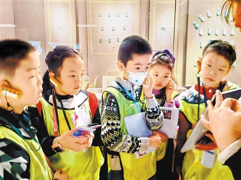 孩子们在博物馆聆听讲解