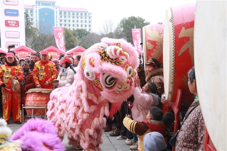 江西：龙腾狮舞迎新春（图）