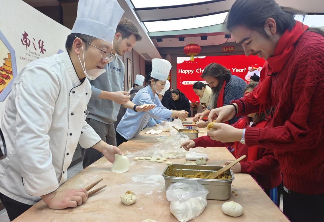 外籍人才体验制作蟹黄汤包