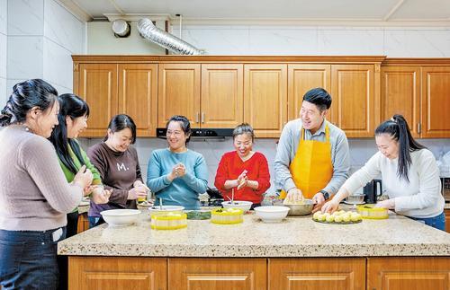 2月7日，张全利（右二）和家人、员工一起制作黏饽饽。本报记者 赵杰摄
