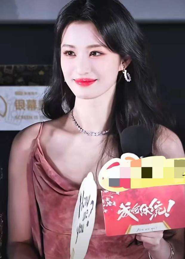 王楚然直视镜头，明艳动人。