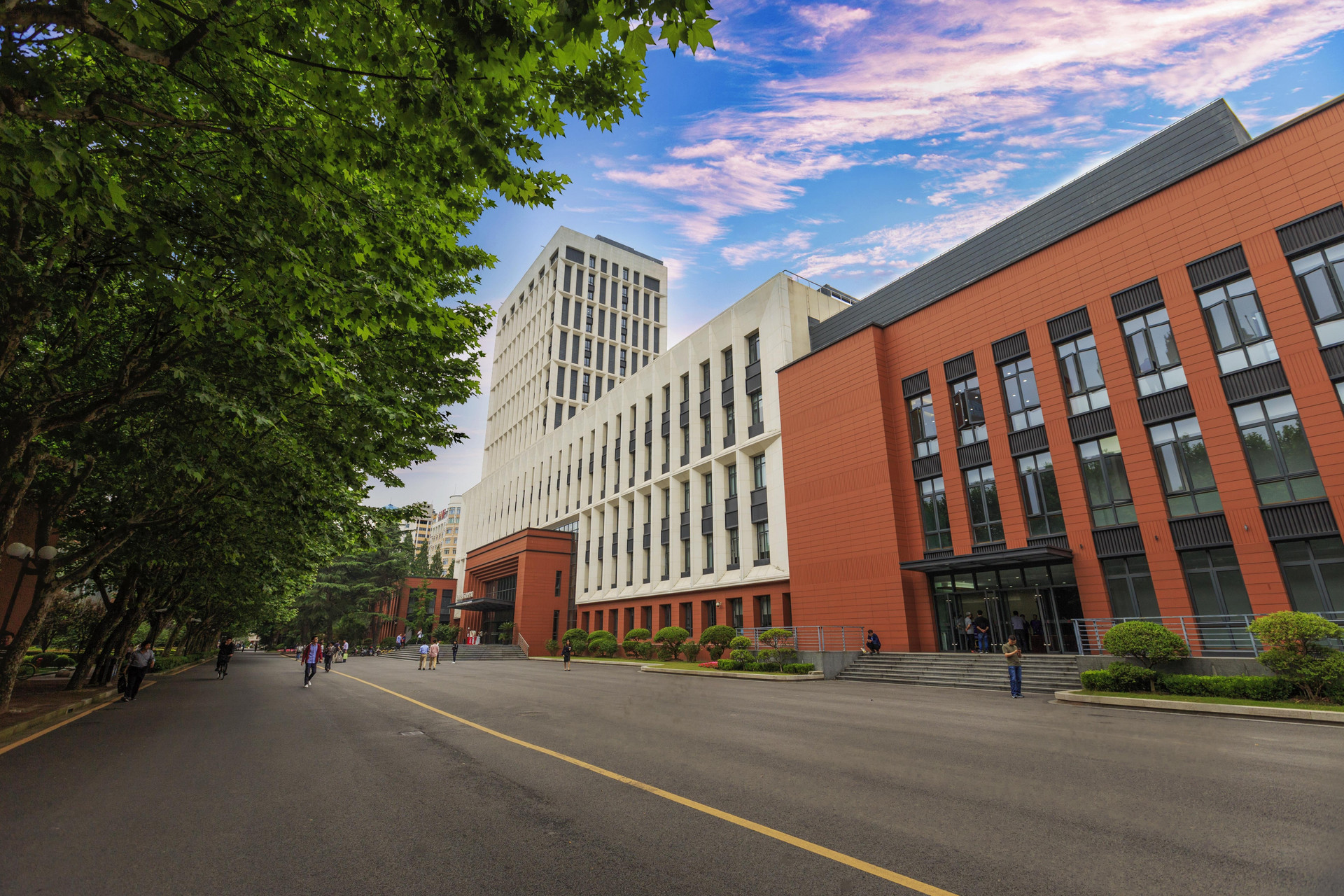 西海岸新区做强高校创新圈 做大产业生态圈