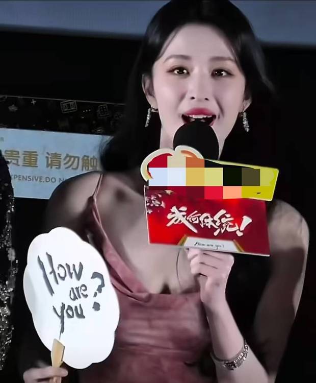 王楚然手持话筒发言，笑容明媚。