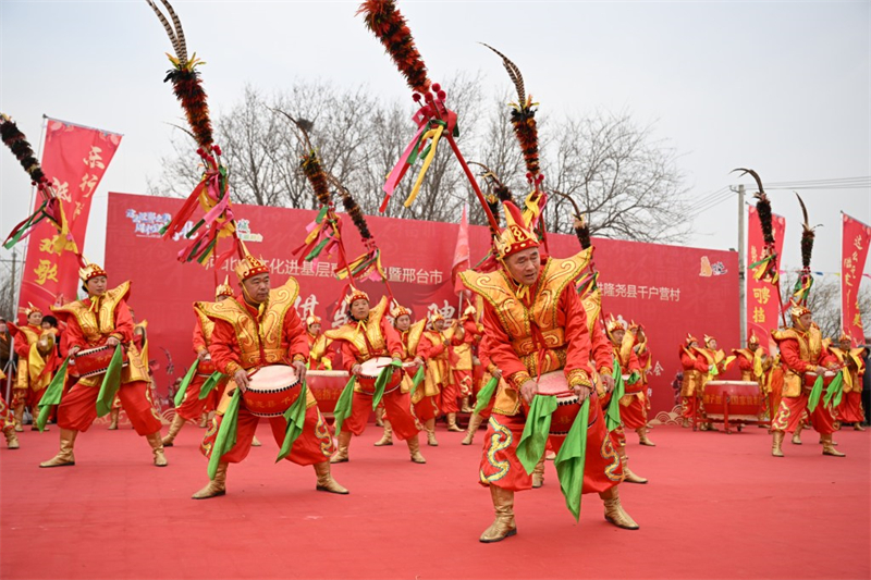 2月10日，隆尧县千户营村民在“村晚”现场表演国家级非遗项目隆尧招子鼓。