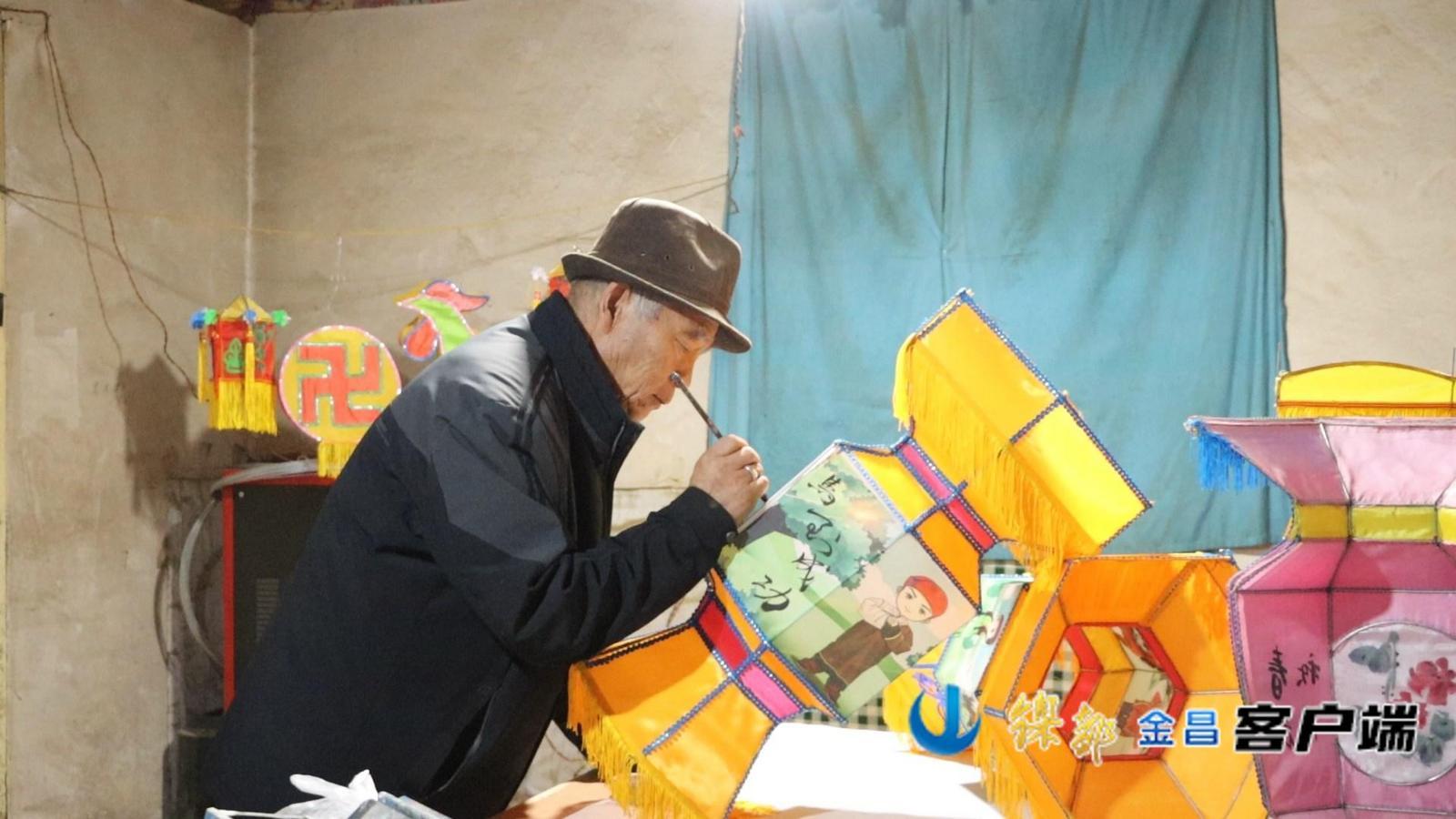 △陈永清正在灯笼上绘制马元素的图案