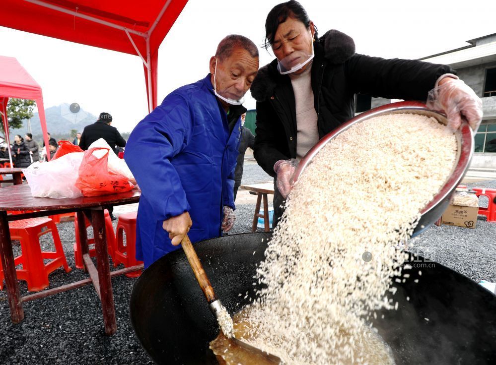 江西分宜：炸丸子切米糖 烟火气里迎新春（图）