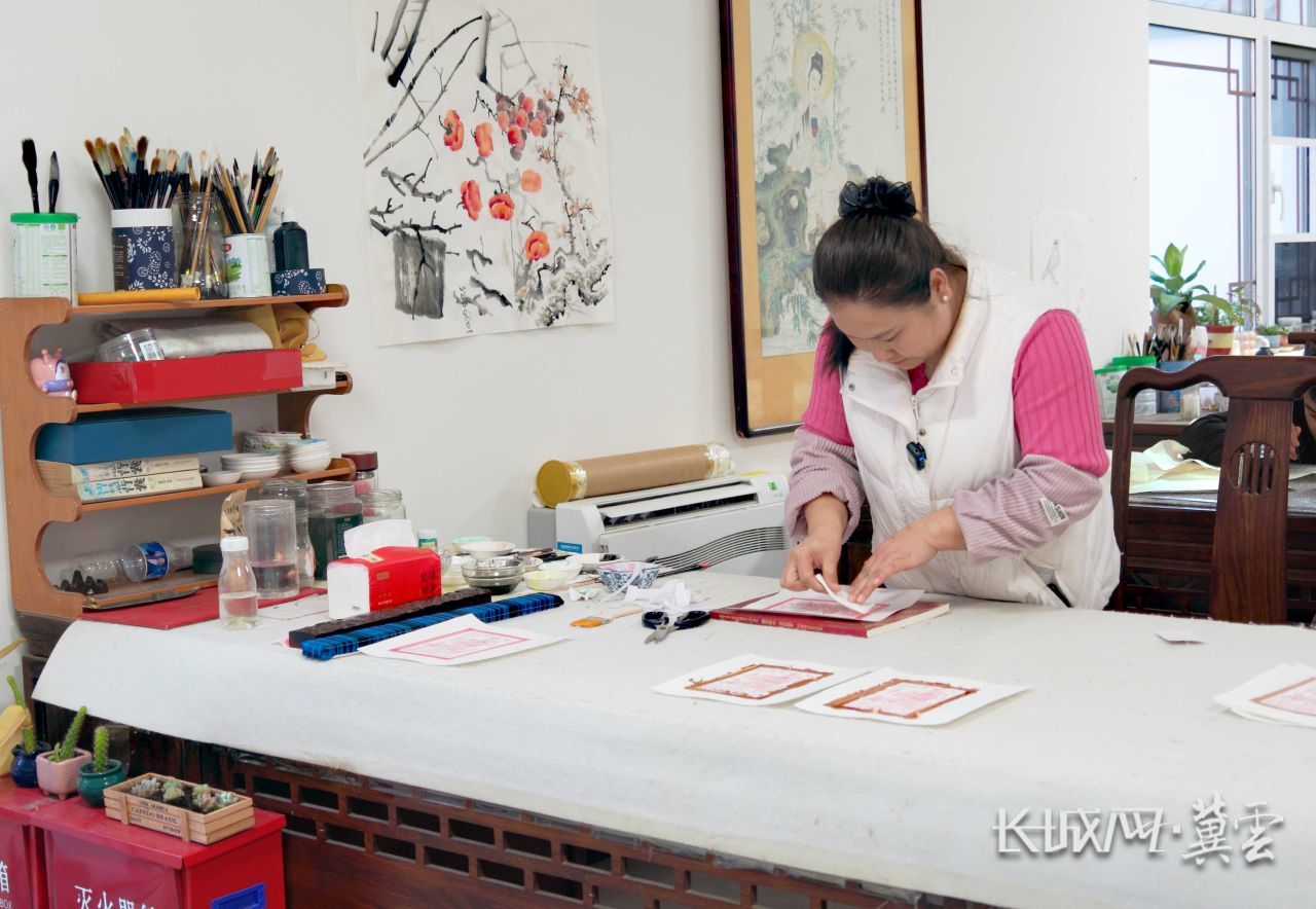 汇名轩年画非遗工坊的画师杨艳飞在制作岩彩贴金年画。长城网&middot;冀云客户端记者 李雄飞 熊庆