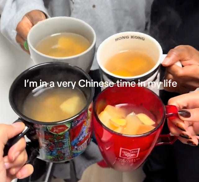 纽约时报:喝热水、逛亚超,美国年轻人为何想“成为中国人”?