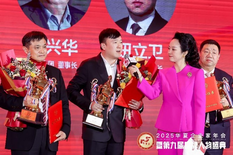 攀华集团副总裁李嘉诚代表“攀华集团董事长李兴华”接受现场采访