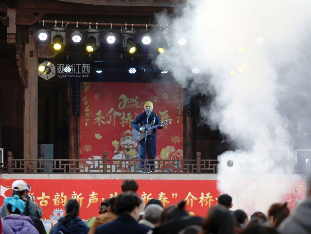 江西分宜:古村村晚贺新春(图)