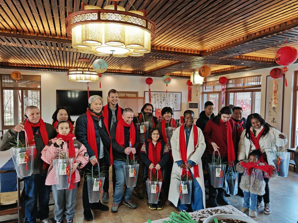 外籍人才亲手体验兰花种植